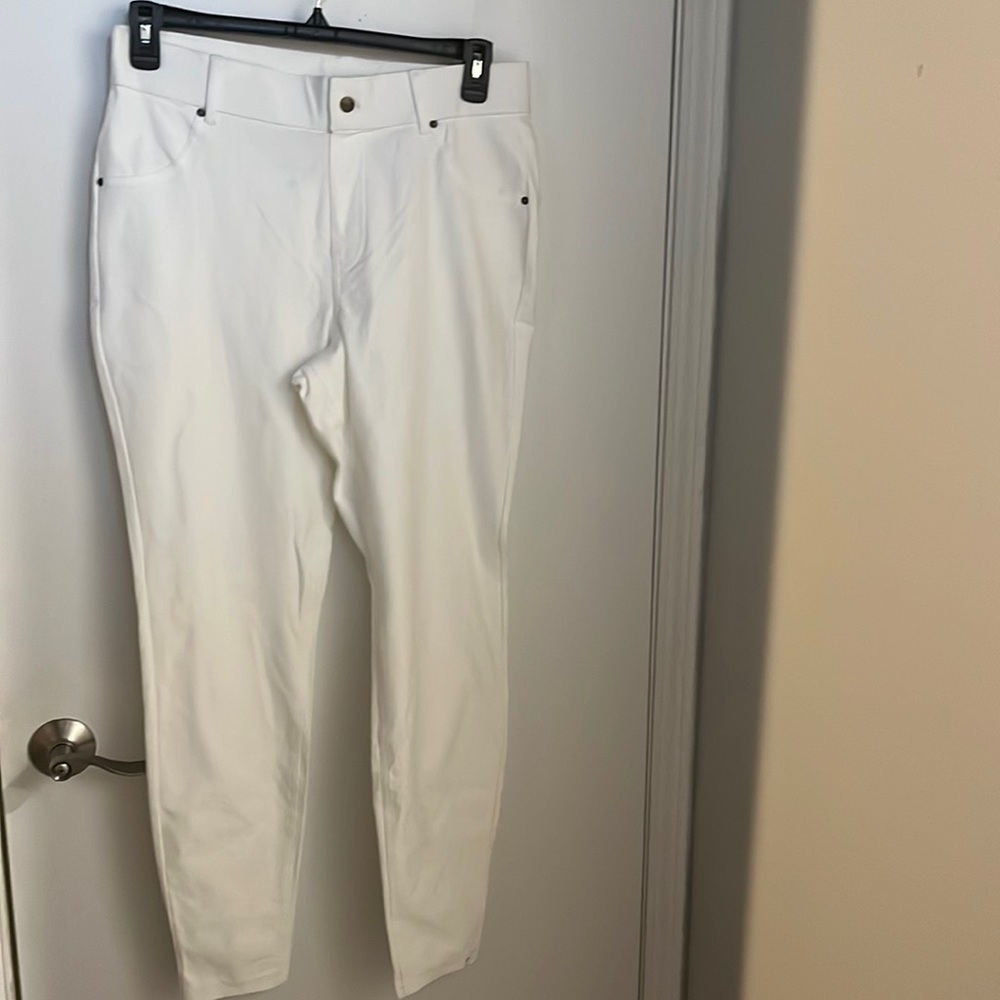 Hue white legging type pants never worn. One tag still attached.